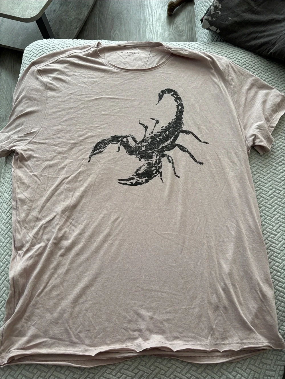 John Varvatos men’s xl Pink Scorpion Graphic Tee